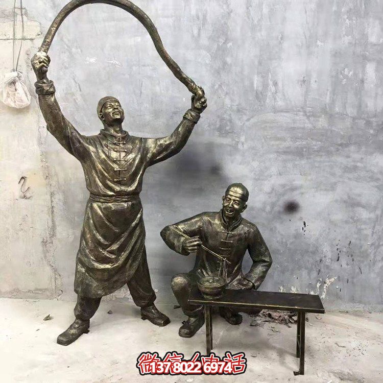 仿铜人物雕塑，装点现代城市街道