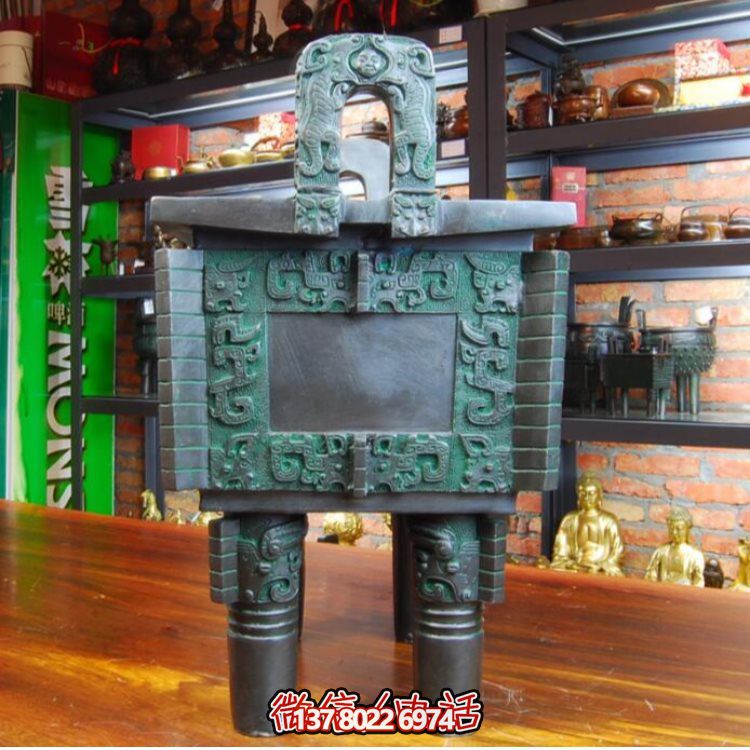 大型铜鼎工艺品摆放于广场上的艺术瑰宝