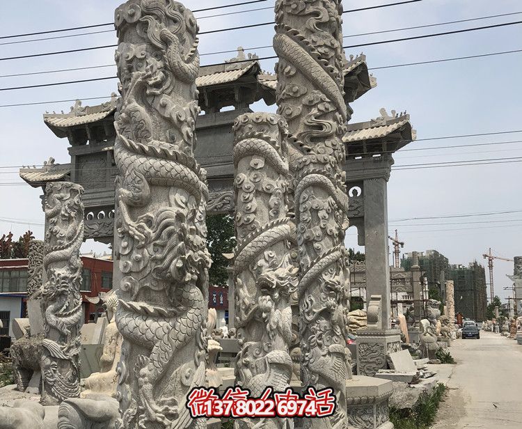 精美石雕龙柱摆件，为寺院景观增添华丽风采