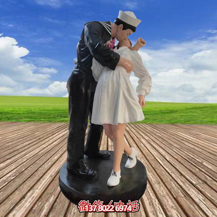 玻璃钢彩绘情侣接吻景观小品雕塑