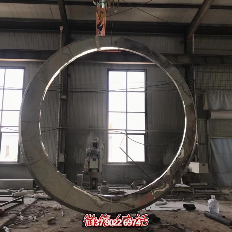 不锈钢几何圆环雕塑——折射出灿烂的镜面美