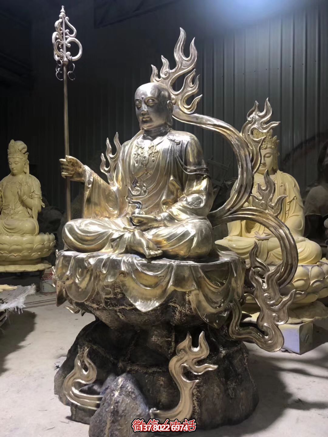 游览地藏王大型寺庙景区，感受精美雕塑的神秘魅力