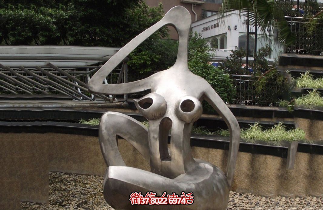 海边不锈钢抽象女人雕塑