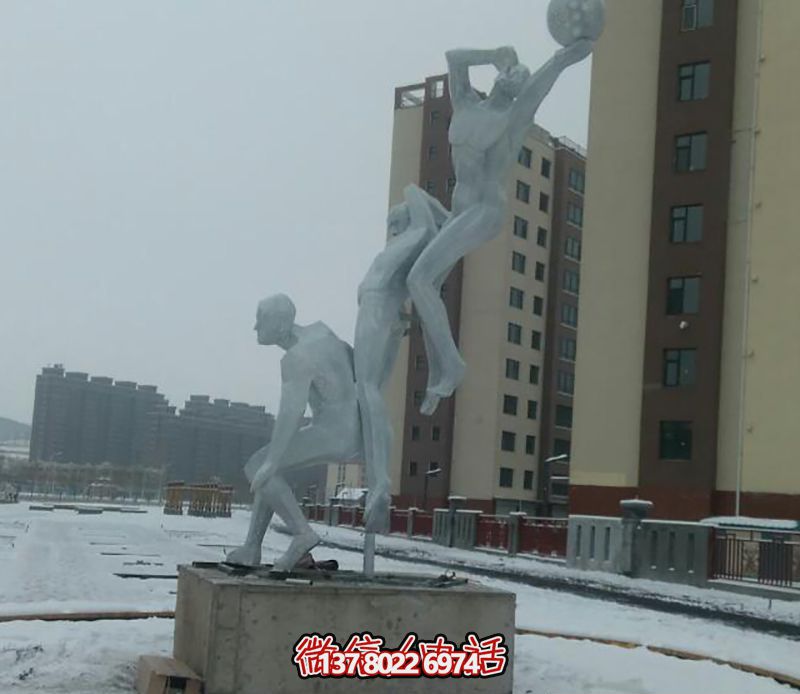 不锈钢网格篮球场摆放雕塑，为小区广场增添创意色彩