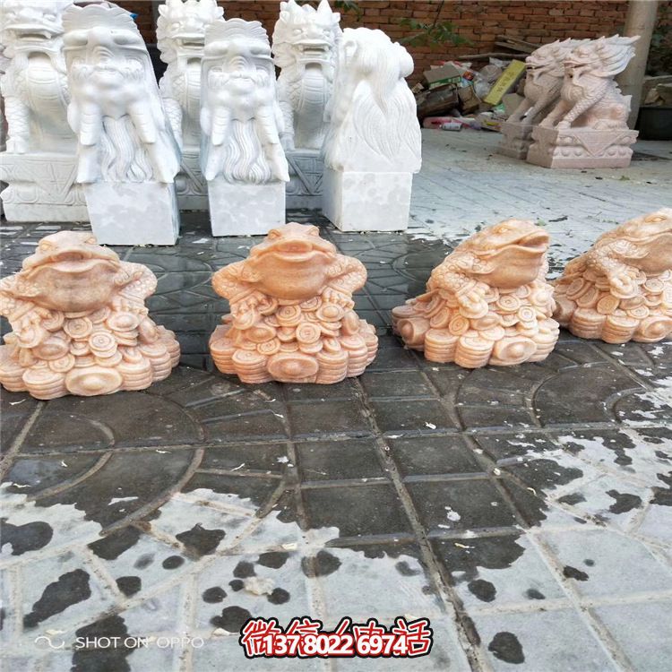 花园里的只有青蛙的抽象石雕雕塑