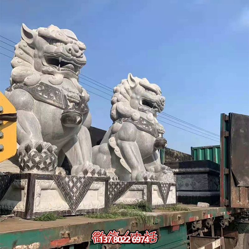 青石制大型仿真狮子雕塑，为镇宅增添独特魅力