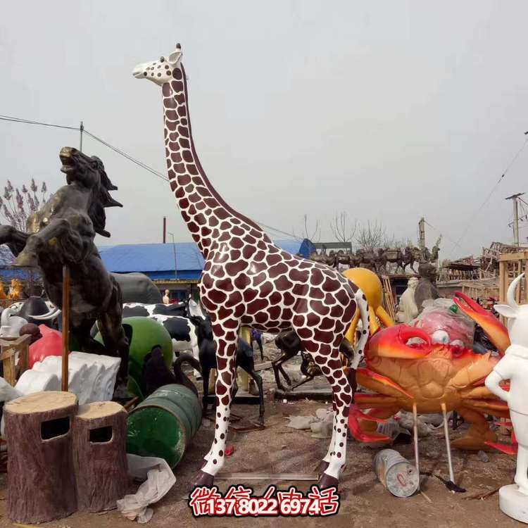 玻璃钢长颈鹿雕塑，为户外园林景观增色