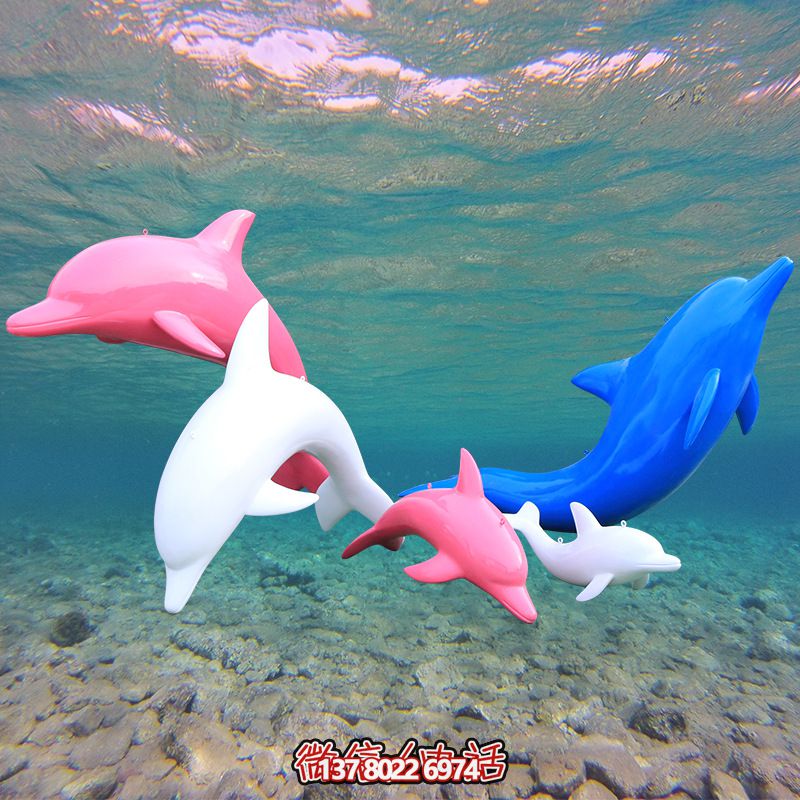 色彩斑斓的不锈钢海豚雕塑