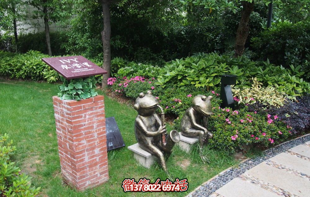 唯美青蛙雕塑，用不锈钢增添公园景色