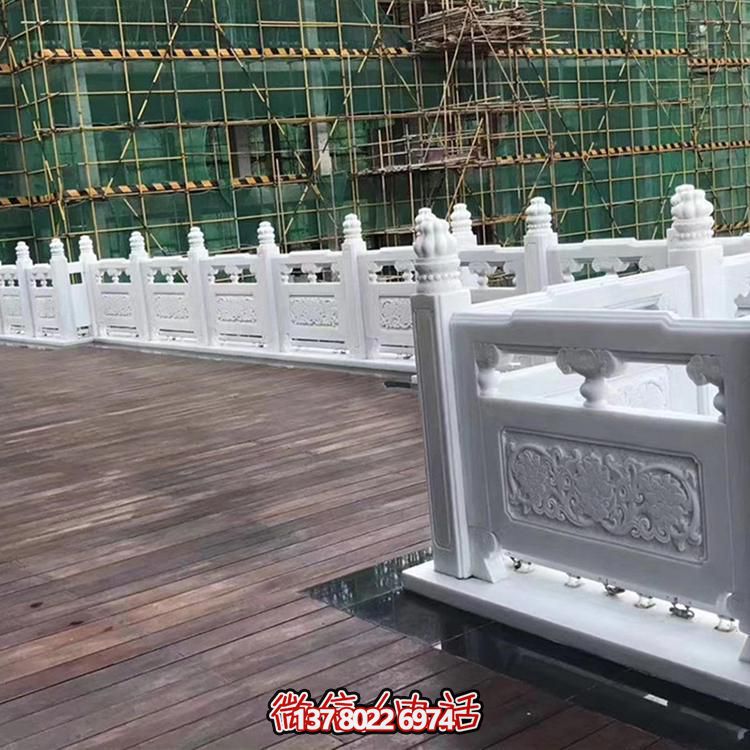 绚丽多彩的防护栏杆，为河道升旗台打造梦幻般的园林雕塑