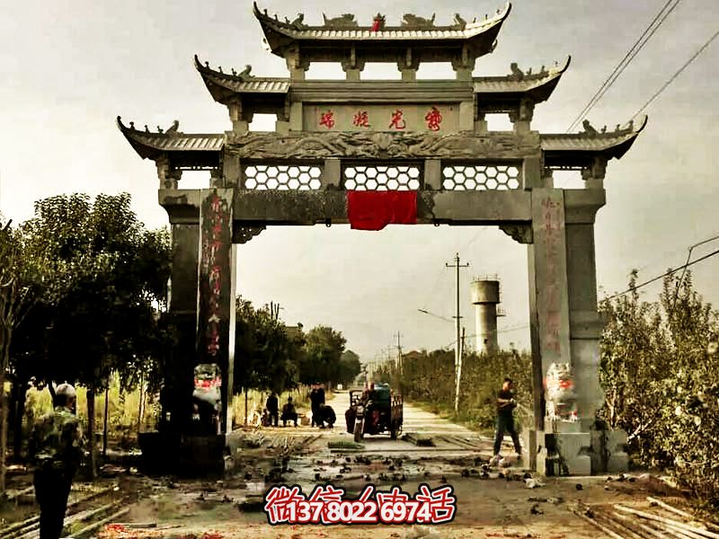 装饰新村庄单门牌坊，青石镂空浮雕精美