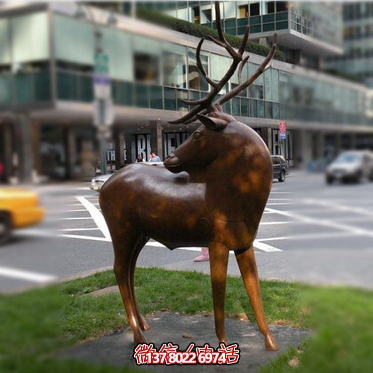 精美雕塑，梅花鹿点缀户外广场