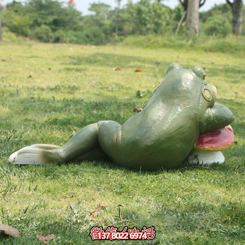 玻璃钢雕塑——趴在公园里的青蛙