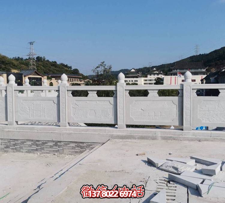 精美大理石雕塑，饰以围栏的户外河道装饰