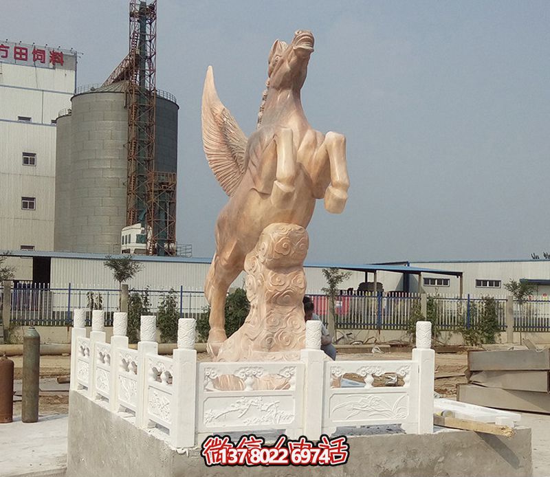 飞马石雕创意雕塑，点缀广场上的黄蜡石