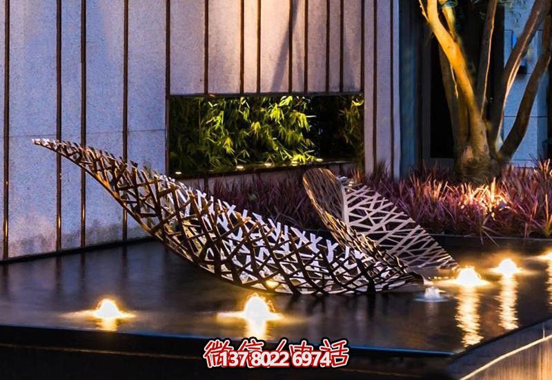 不锈钢树叶镂空雕塑，给户外和酒店环境带来优雅气息