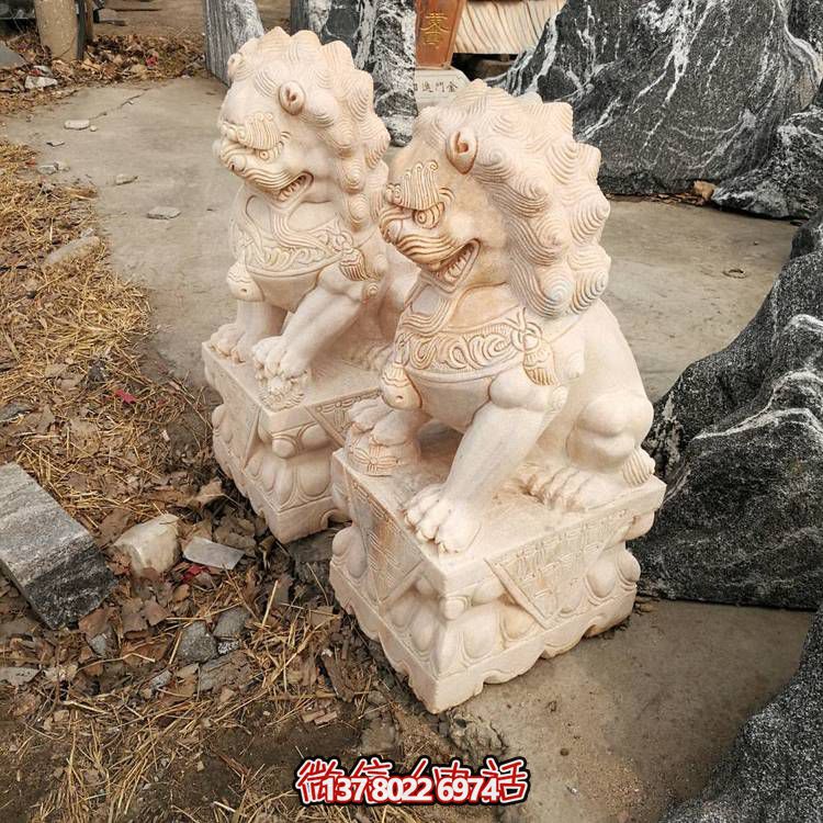 精美大理石雕刻石狮子，为酒店门口添彩晚霞红