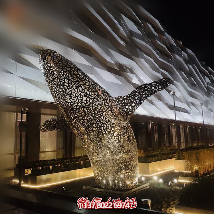 大型酒店不锈钢镂空鲸鱼灯光亮化水景观雕塑