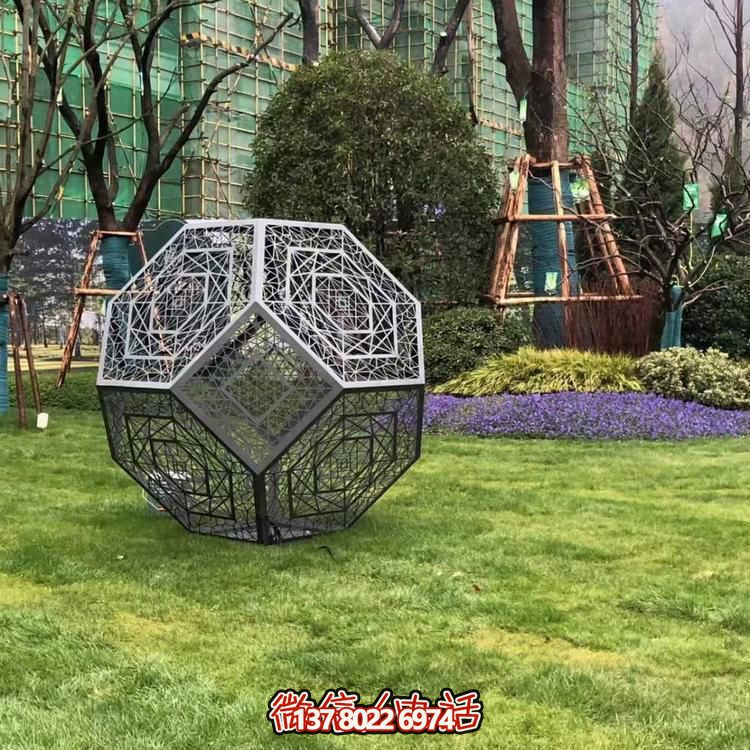 新一代创意发光魔方不锈钢雕塑