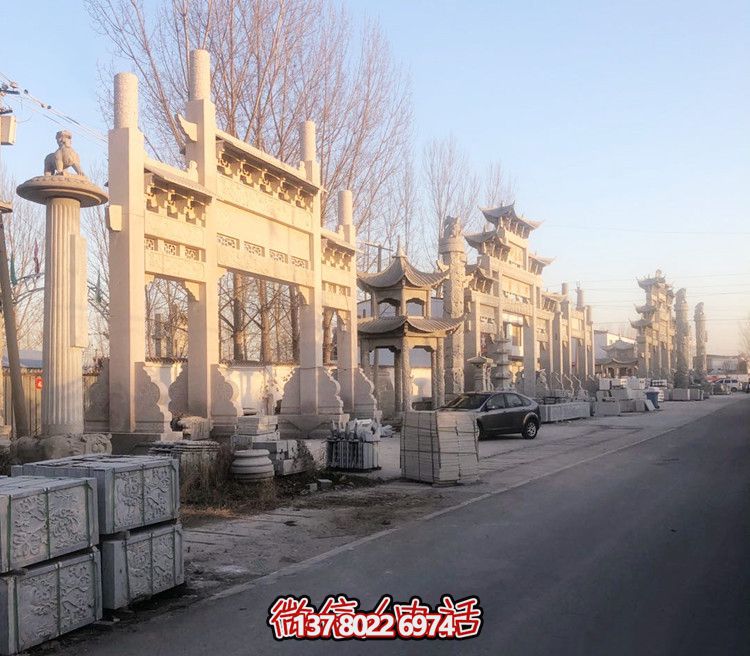 大理石门牌楼，点缀村庄入口