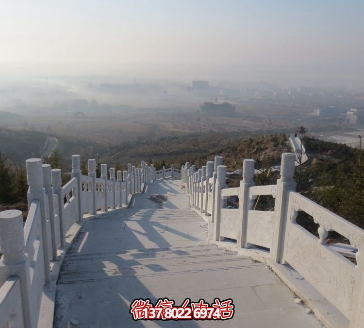 精致石雕护栏，汉白玉青石栏板点缀天然风情