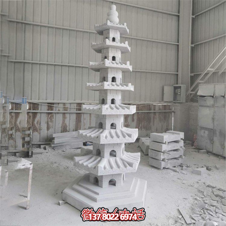 天然青石多层石佛塔，雕刻精美，为寺庙摆放