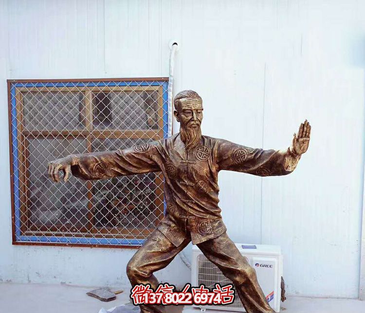 太极拳老人铜雕，让景区更加精彩