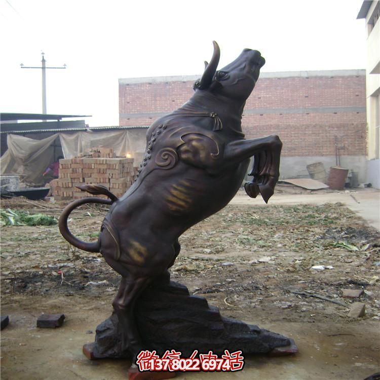 牛年奋进雕塑，玻璃钢仿铜户外景区农耕积极雕塑