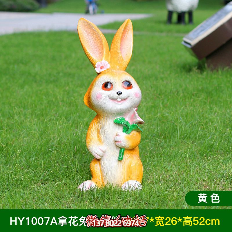 黄色树脂兔子雕塑，室内摆放只有一个