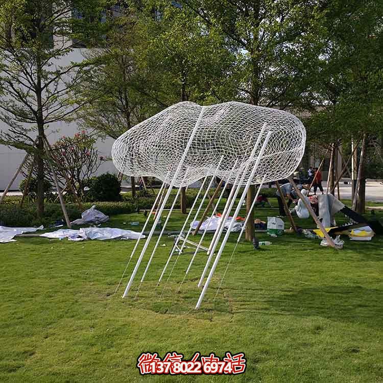 不锈钢祥云雕塑，点缀美丽的户外草坪