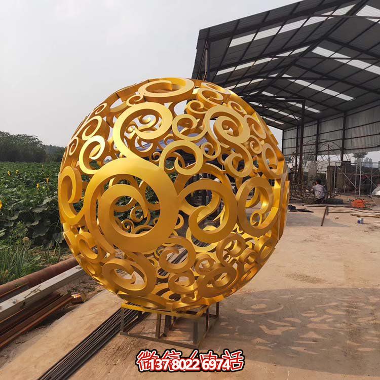 大型不锈钢镂空球雕塑，为园林景观增添灵动之美