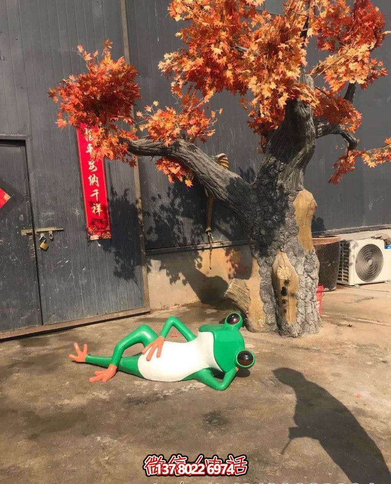 玻璃钢雕塑躺卧青蛙，给公园增添美感