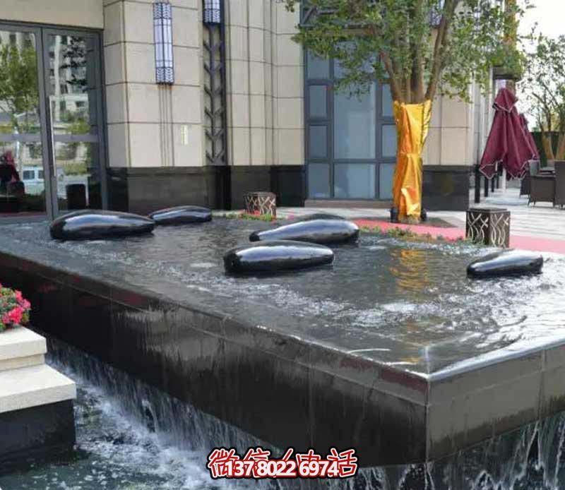 创意水中鹅卵石雕塑，为酒店池塘带来抽象美感