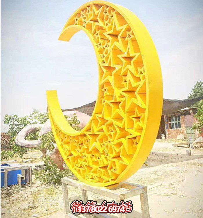宇宙级精致，月亮式几何镂空不锈钢雕塑