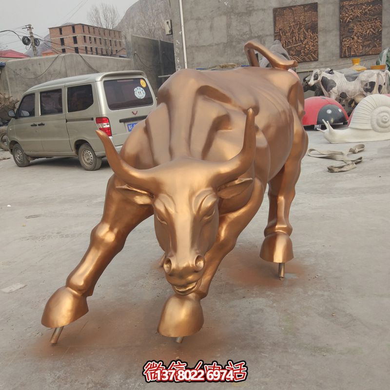 金色玻璃钢华尔街牛喷漆装饰公园