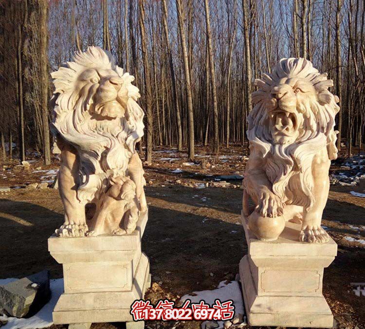 红色狮子雕塑，欣赏绝美晚霞