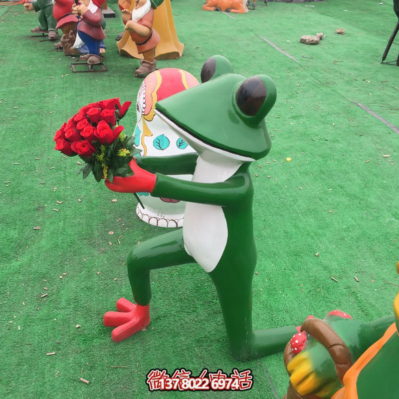 玻璃钢雕塑，玫瑰青蛙拿玻璃公园装饰