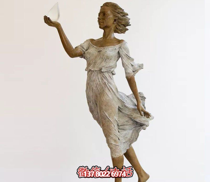 西方广场玩耍美女雕塑