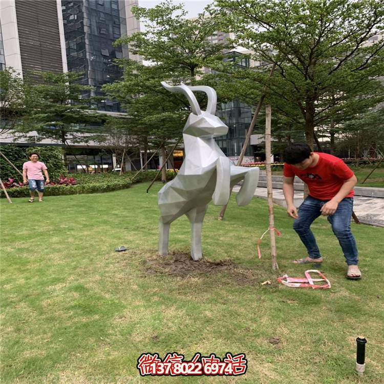 跳跃的小鹿——不锈钢几何雕塑