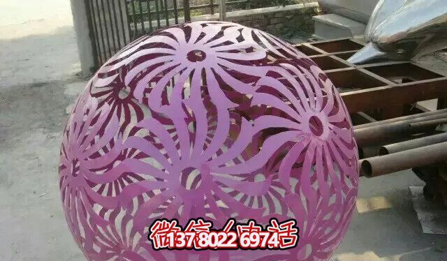 紫色不锈钢镂空球雕塑，为花园增添精彩