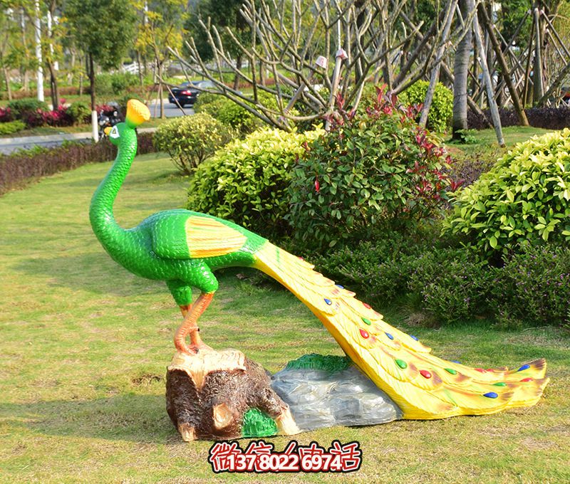 玻璃钢彩绘孔雀雕塑——给公园里散步的人带来优雅艺术氛围