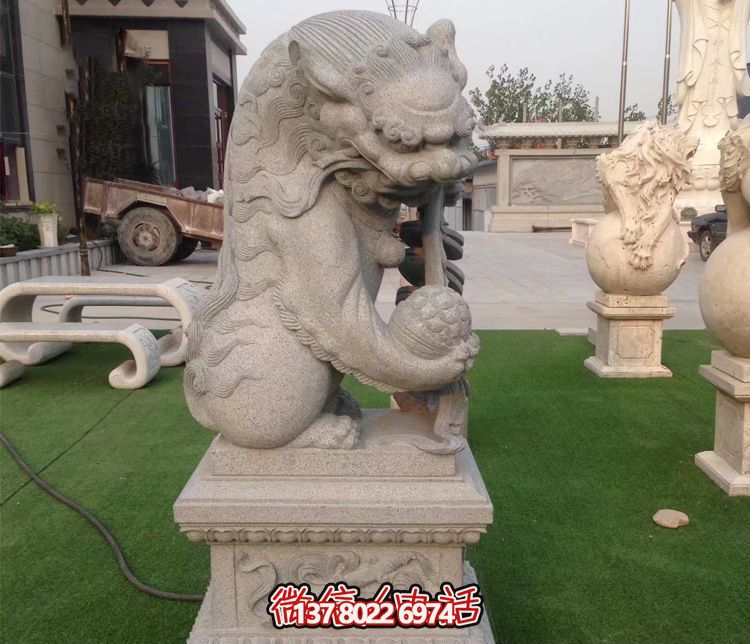 公园里创意独角兽石雕塑