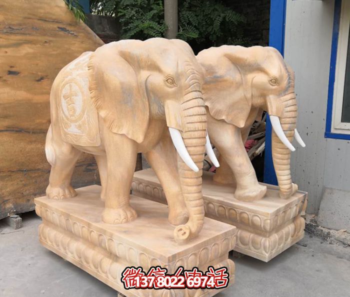 红色庭院一抹晚霞，一个石雕大象雕塑