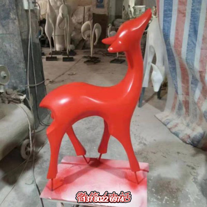 玻璃钢制红色梅花鹿雕塑，装点别墅小区精致美观