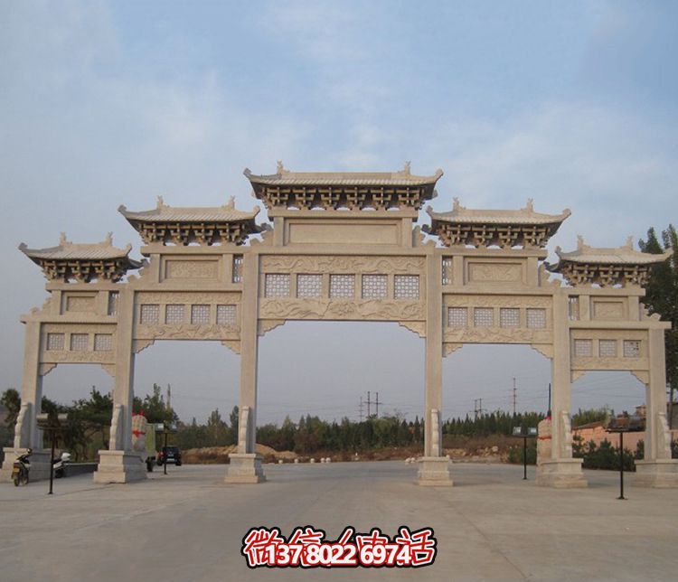 精美大型镂空牌楼石雕，为公园广场增添美丽色彩