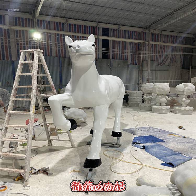 玻璃钢马雕塑，点缀户外园林