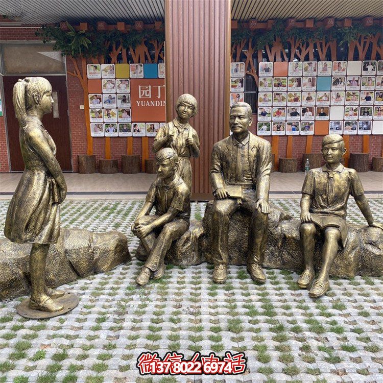 仿铜人物雕塑，装点步行街情景