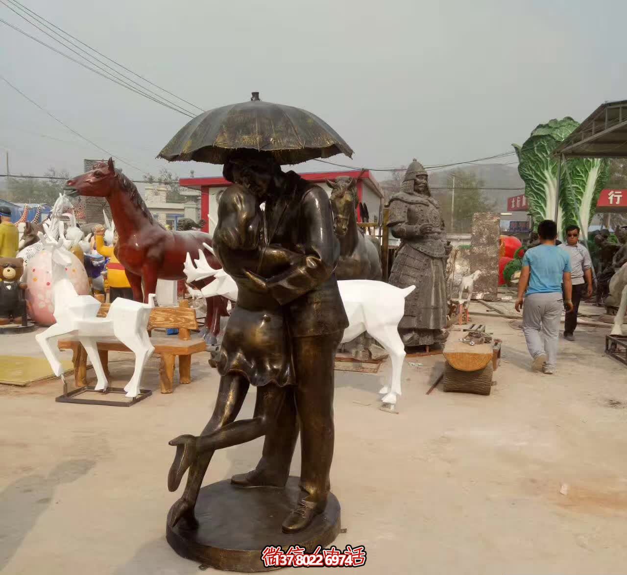 铜雕伞情侣接吻雕塑，在景区拥抱浪漫