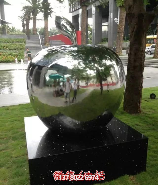 不锈钢苹果雕塑摆件，让你的户外空间更有创意！