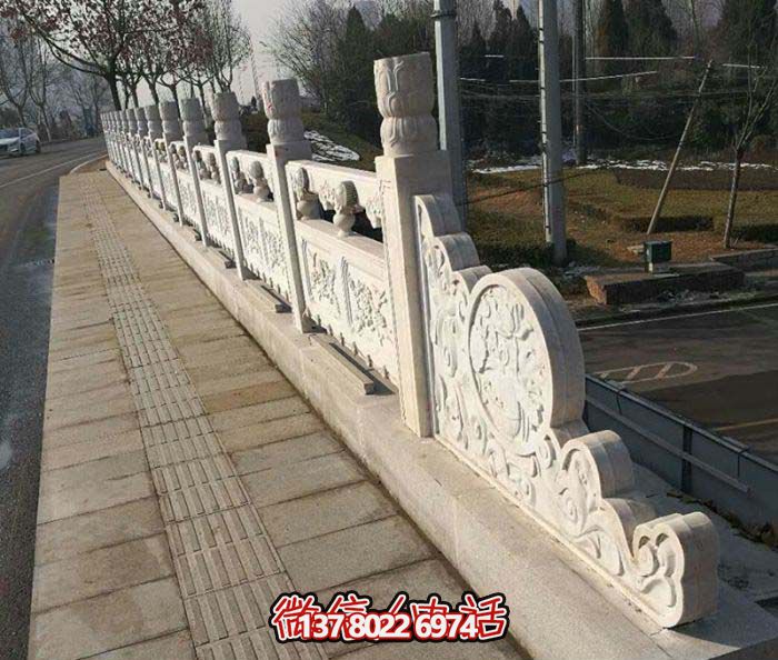 现代城市绿化防护栏杆，融入自然元素的花岗岩石雕